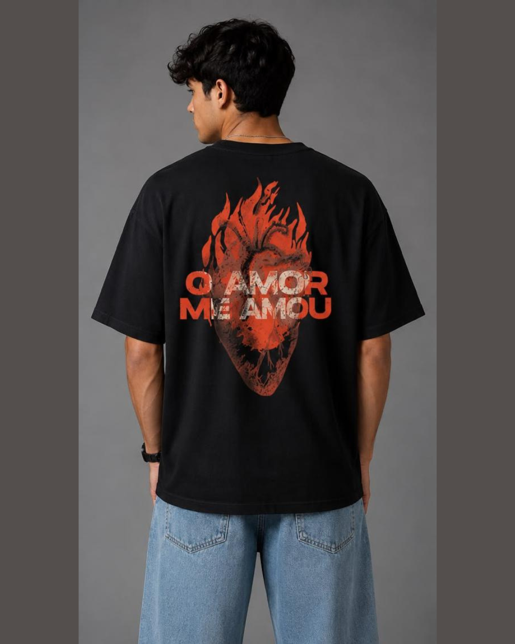 Camiseta Oversized "O AMOR ME AMOU"