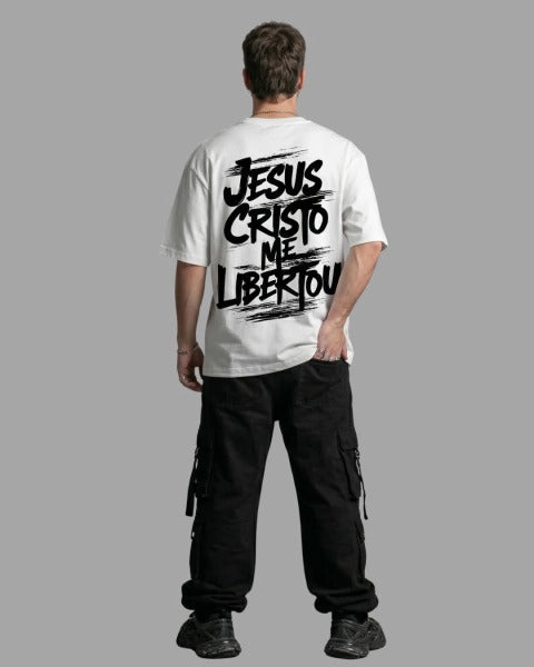 Camiseta Oversized "JESUS CRISTO ME LIBERTOU"