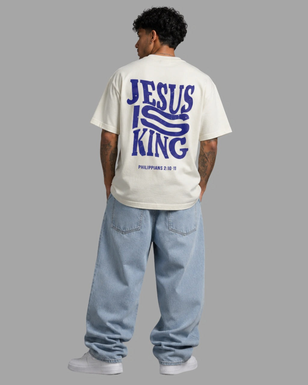 Camiseta Oversized "JESUS IS KING"